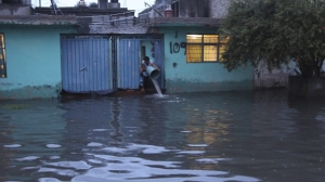 Colono intenta  desagüar su vivienda inundada