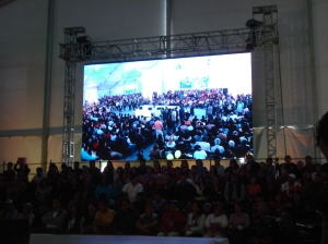 Pantallas gigantes montadas en la carpa que sirvió de escenario al 2° informa de Gobierno de Jesús Valencia.