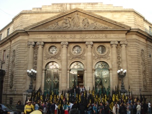 Algunas decenas de personas esperaron en las escalinatas de la ALDF gritando y echando porras al delegado Jesús Valencia