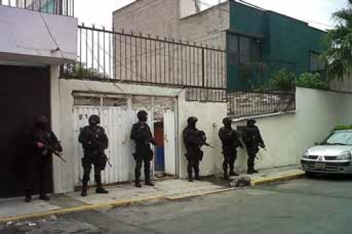 Casa de seguridad de secuestradores en Iztapalapa asegurada por efectivos federales.