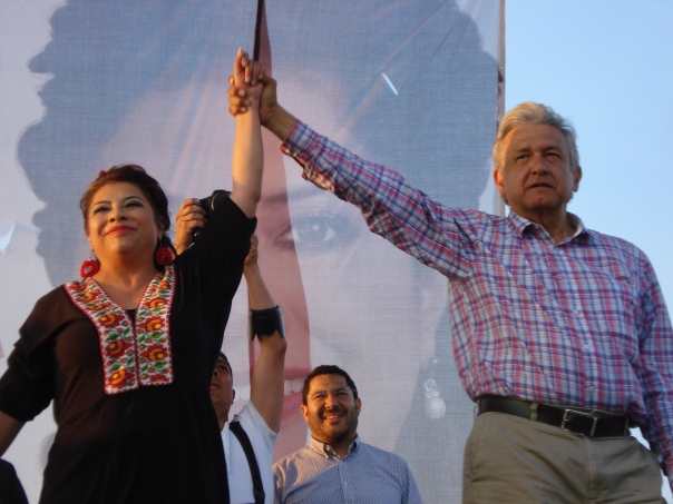 Clara Brugada y Andrés Manuel López Obrador en el deportivo Santa Cruz