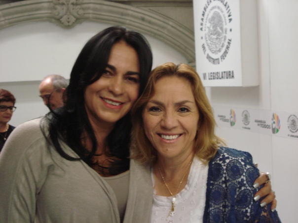 Dione Anguiaano y Evangelina Hernández.